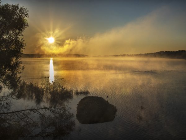 Photo d'un lac avec un début de coucher de soleil reflétant sur le lac - Image Bienvenue